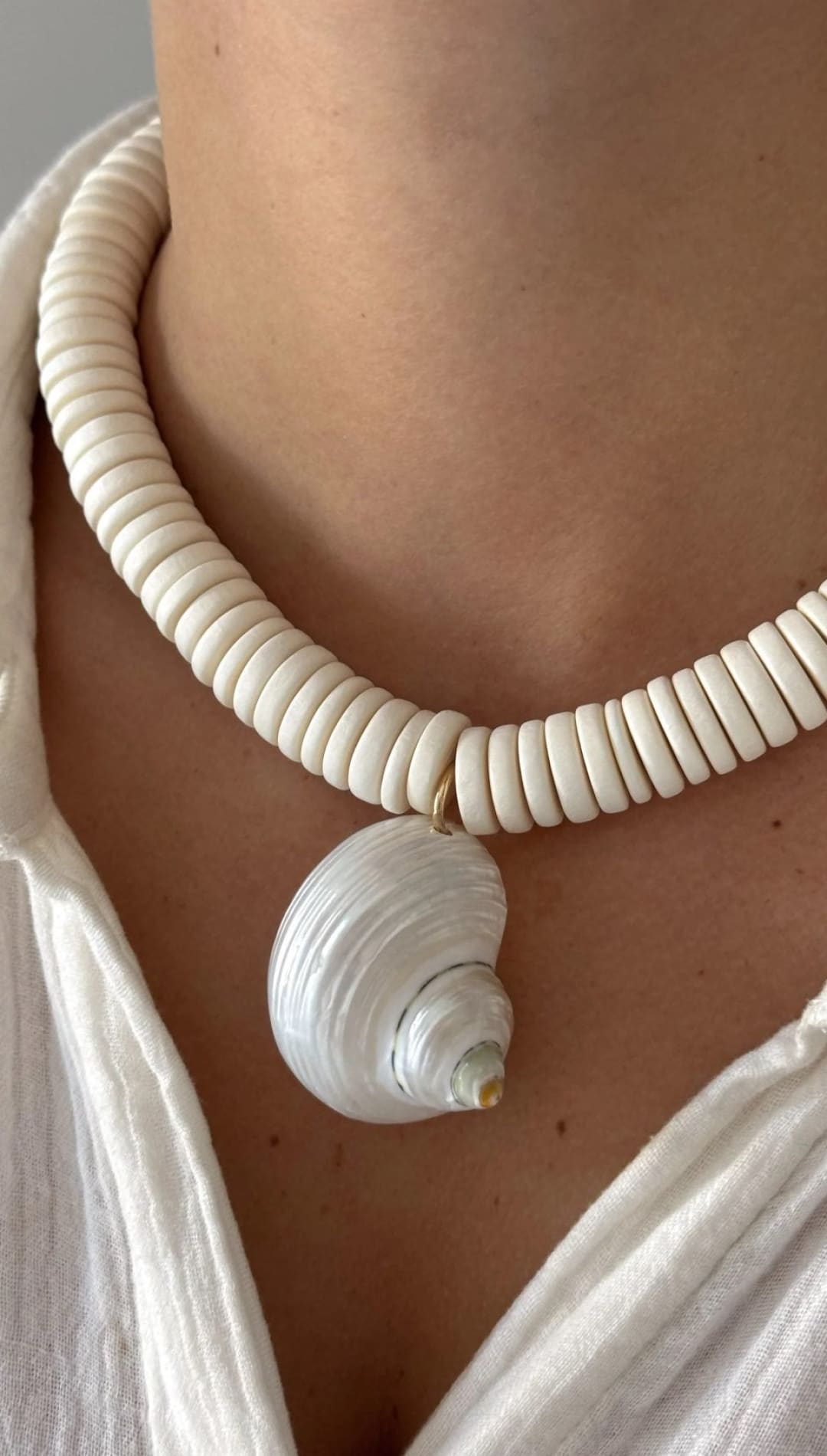 White shell pendant necklace.