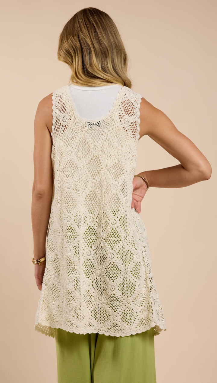 Woman’s sleeveless lace tunic.