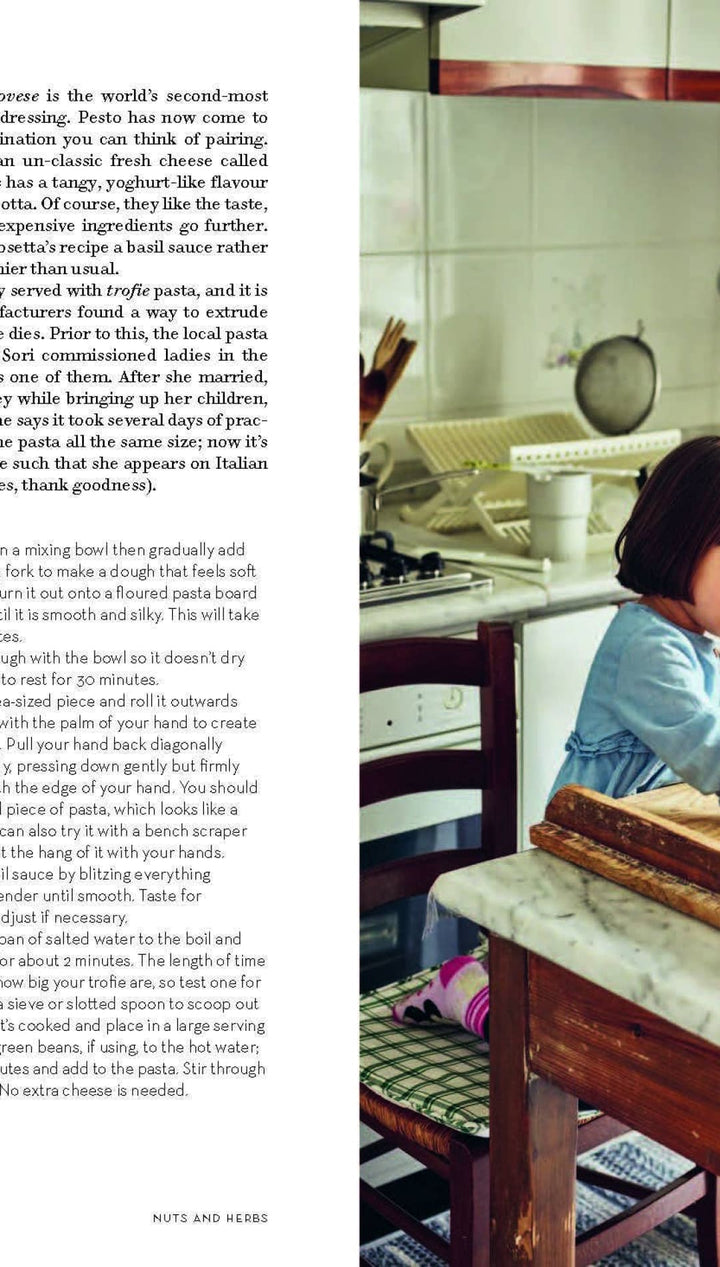 Wooden cutting board with grooves for排水槽设计,浅棕色。