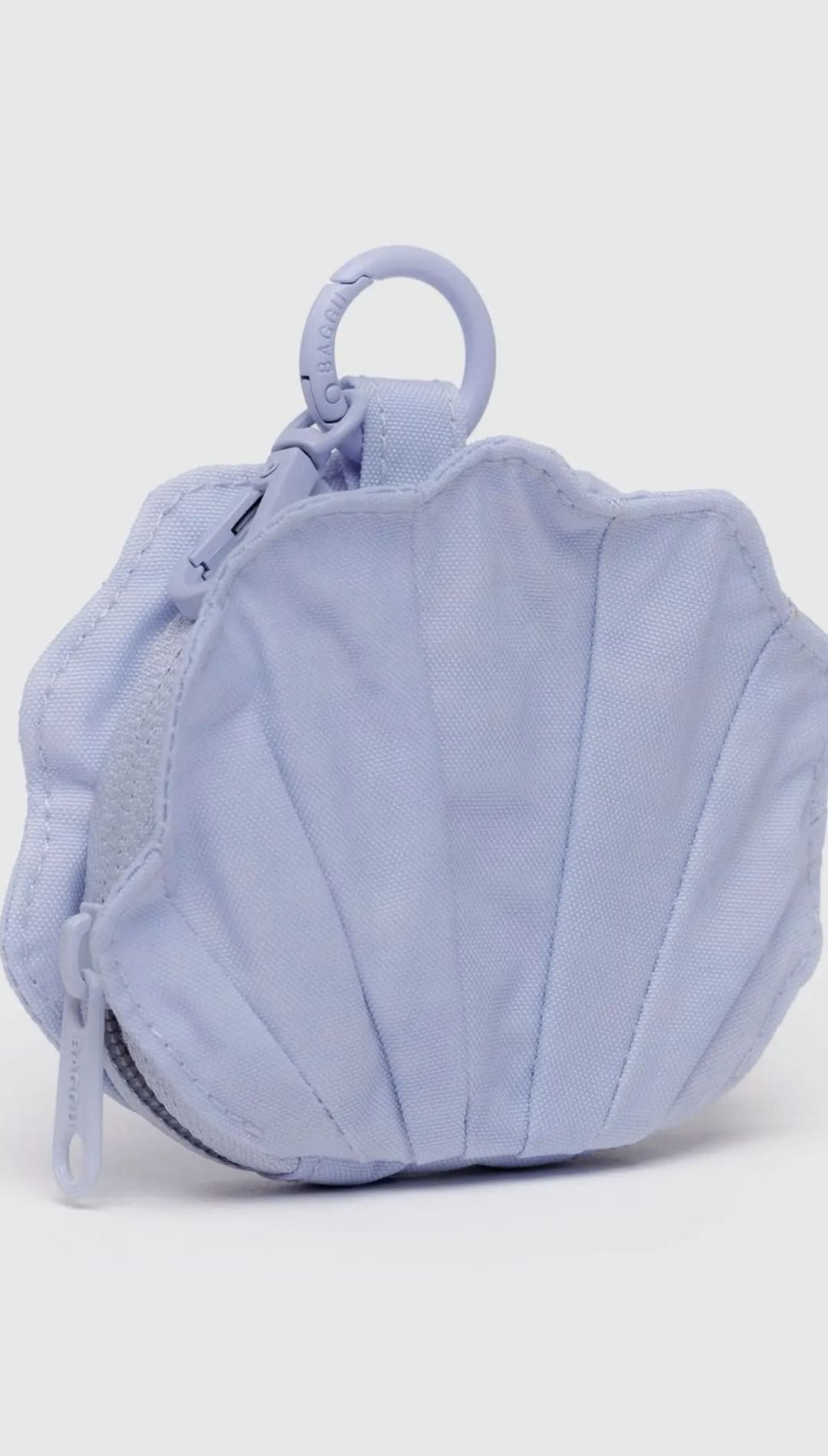 Light blue seashell-shaped purse.