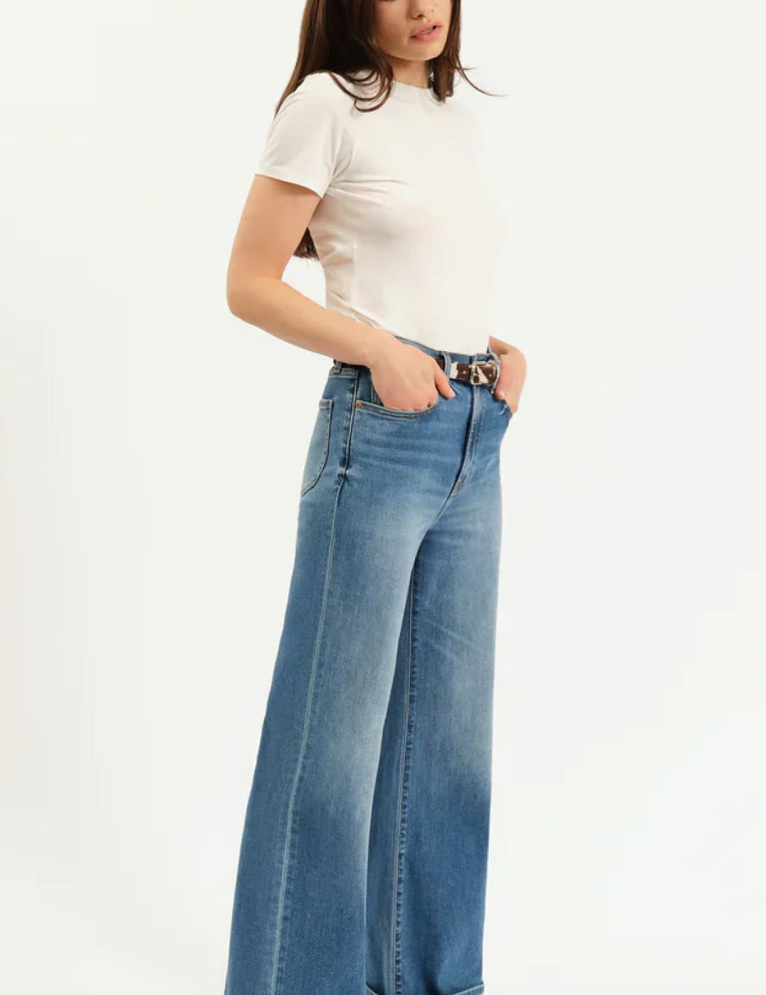 Wide-leg jeans with a high waist and rolled cuffs, light blue wash, denim material.