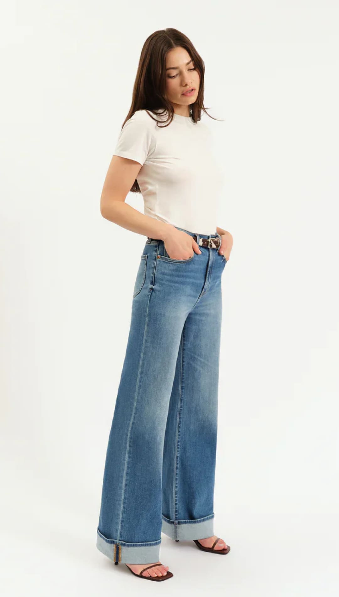 Wide-leg jeans with a high waist and rolled cuffs, light blue wash, denim material.