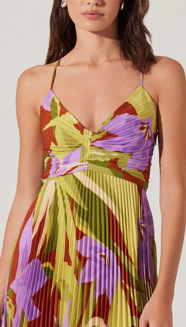 Floral print pleated dress.