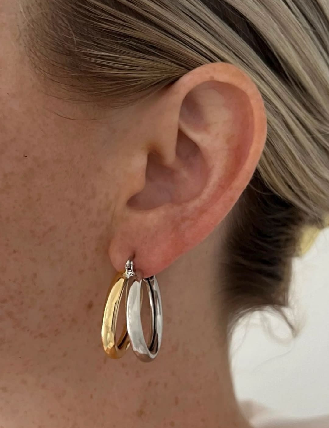 Two-tone hoop earrings.