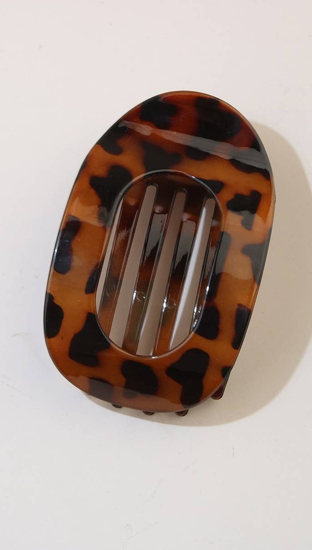 Tortoiseshell hair clip with three prongs and a glossy finish.