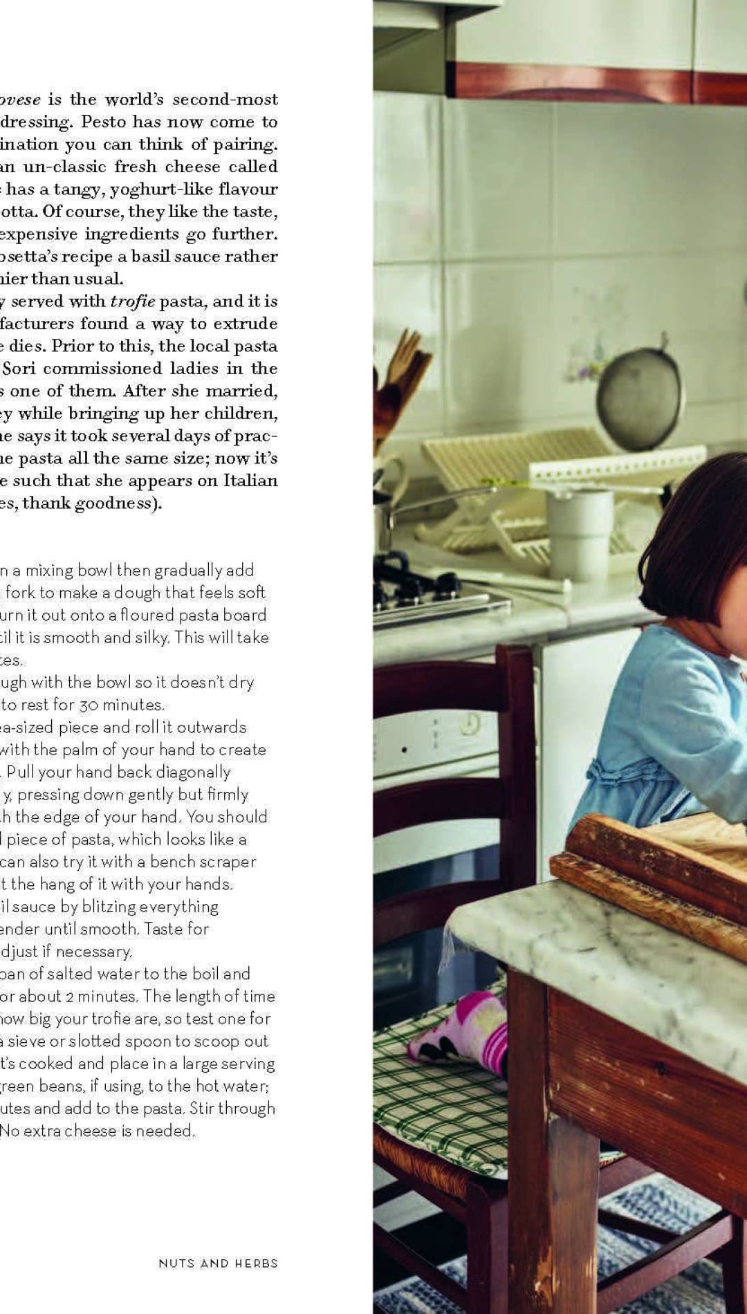 Wooden cutting board with grooves for排水槽设计，浅棕色。