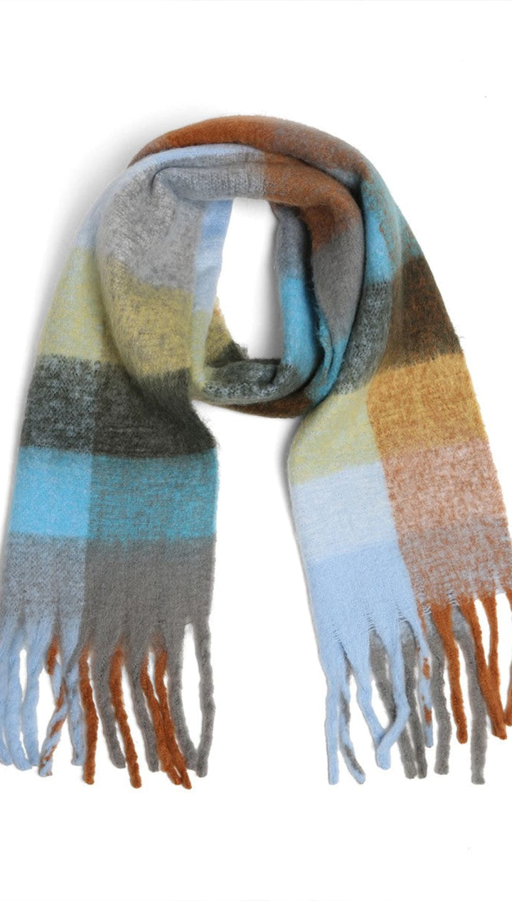 Multicolored plaid scarf with fringes, made of wool and acrylic.
