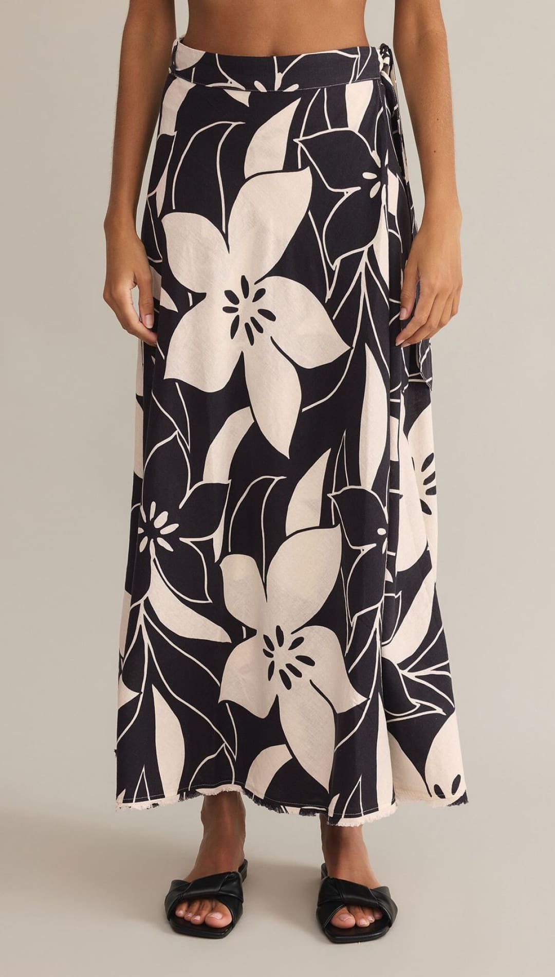 Black and white floral print maxi skirt with tropical flower pattern.