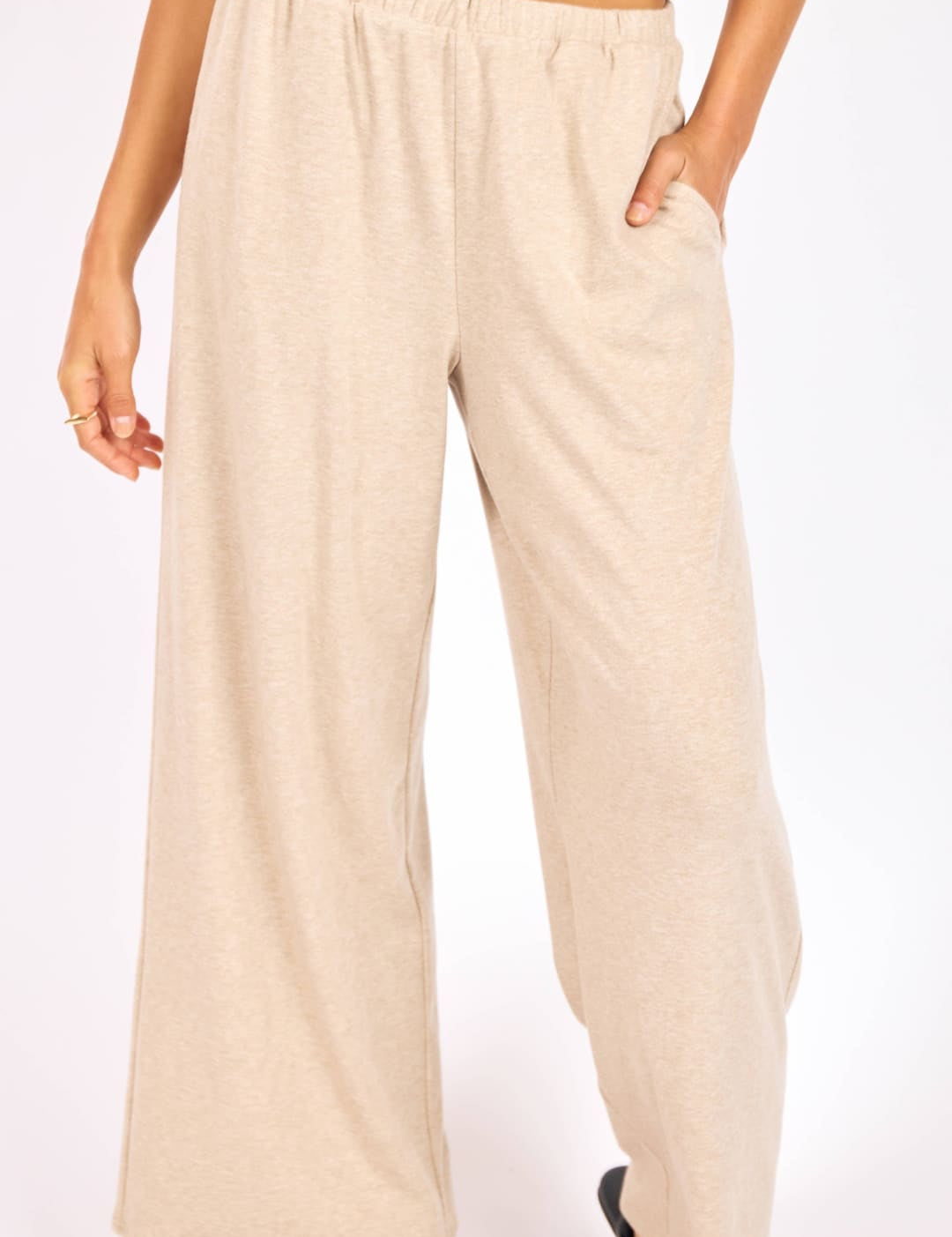 Beige wide-leg trousers with an elastic waistband and side pockets.