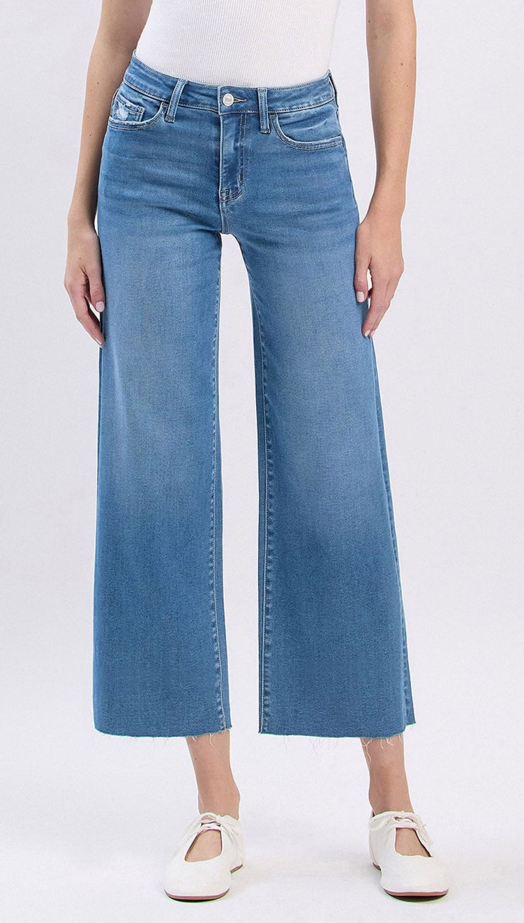 Wide-leg cropped jeans in light blue denim with white stitching and a high waist.