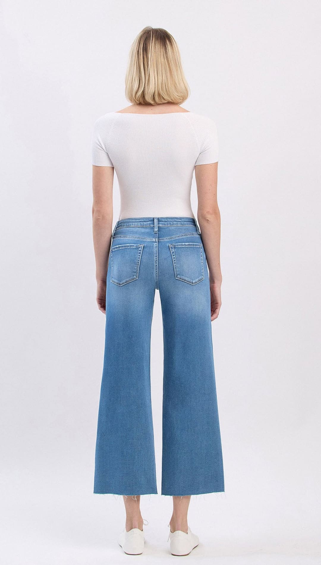 Wide-leg denim jeans with high waist and light blue wash, featuring a classic 5-pocket design.