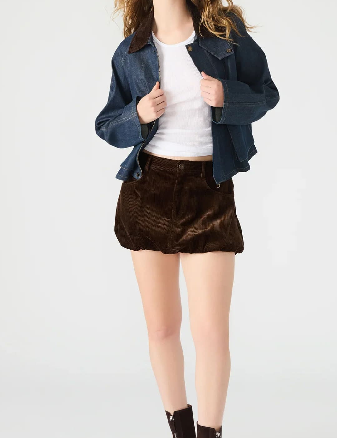 Women’s dark brown corduroy bubble shorts.