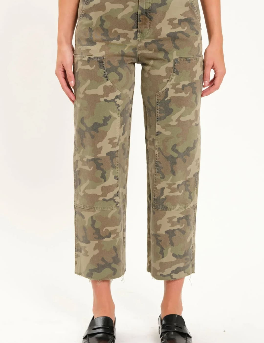 Camo-patterned cropped pants.