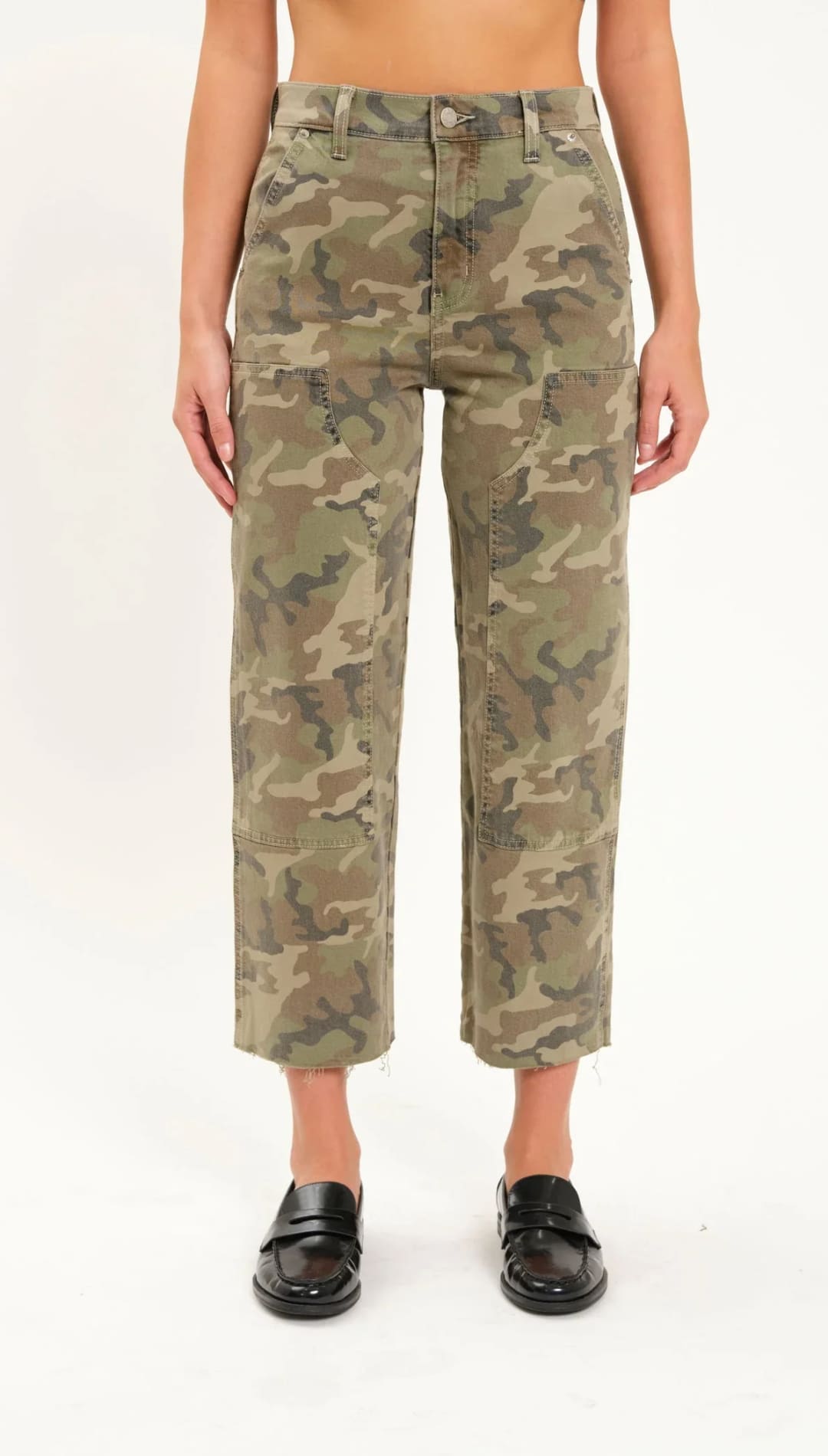 Camo-patterned cropped pants.