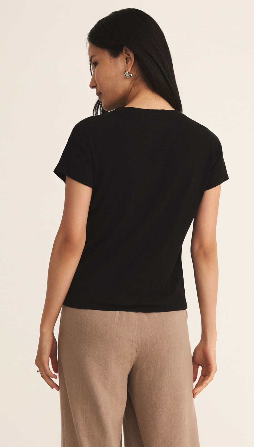 Black short-sleeved t-shirt with a round neckline and ribbed cuffs.