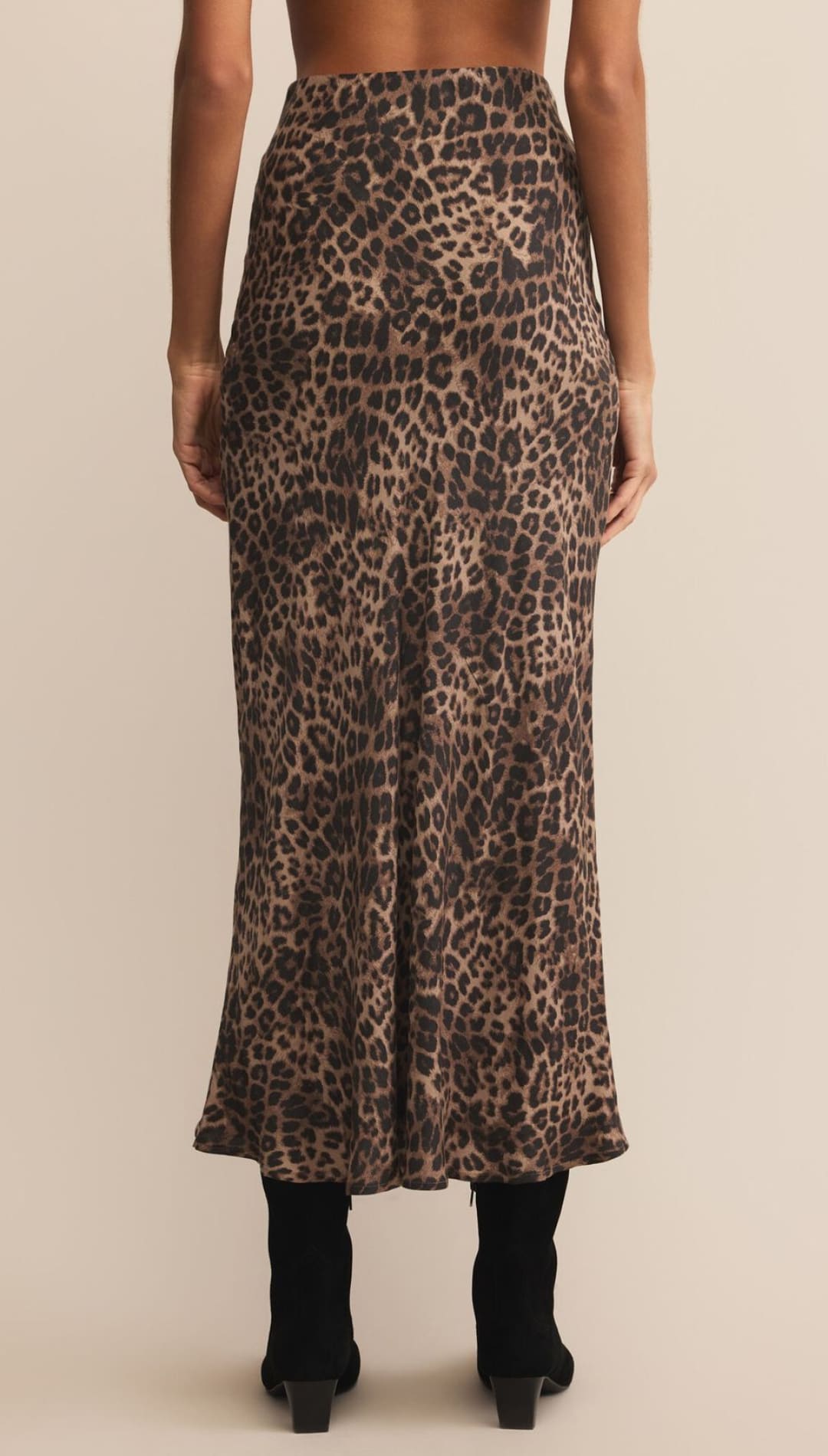 Leopard print maxi skirt with high waist and black boots.
